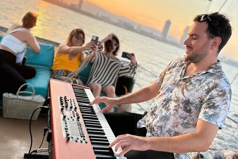 Live muziek & zonsondergang op een houten boot in Barcelona