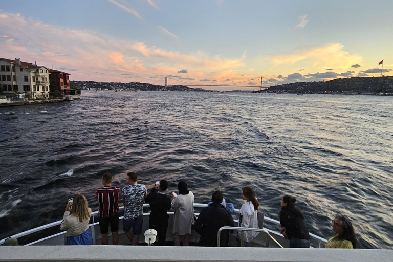 Bosphore d'Istanbul : croisière de 3 heures avec arrêt dans la partie asiatiqueBosphore : croisière guidée de 3 heures (sans repas)