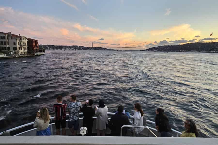 Istanbul Bosporus: 3-stündige Tageskreuzfahrt mit Halt auf der asiatischen Seite. Foto: GetYourGuide Istanbul Bosporus: 3-stündige Tageskreuzfahrt mit Halt auf der asiatischen Seite. Foto: GetYourGuide