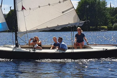 Hamburg: 1.5-Hour Sailing Sightseeing Tour on Aussenalster