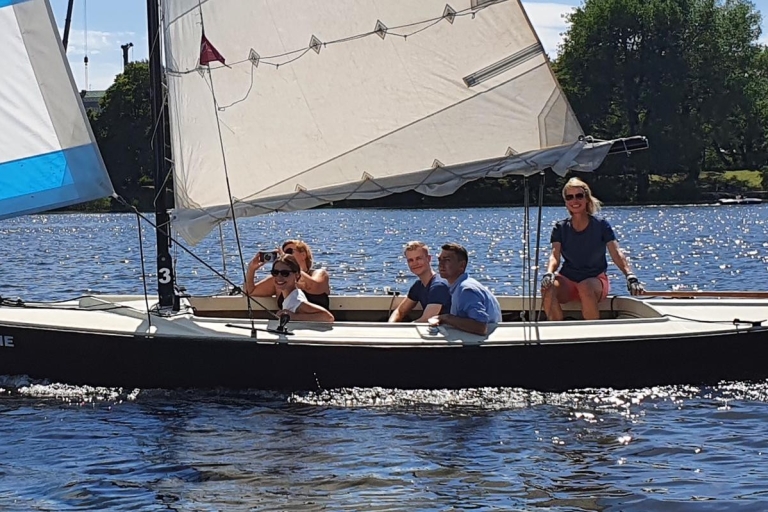 Sailing Sight Seeing Tour (1.5hr) on Aussenalster in Hamburg Hamburg: Private 1.5-Hour Sailing Trip on Alster Lake