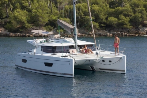 Welcome to the luxurious "Gingembre" catamaran.