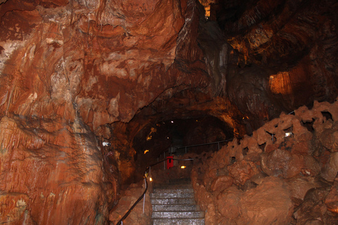 Lissabon: Dinosaurier-Fußabdrücke, Höhlen und Óbidos-TourTour für kleine Gruppen: Dinosaurierfußabdrücke, Höhlen und Óbidos