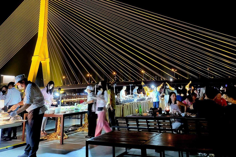 Bangkok: Luxury White Dinner Cruise Free Flow Beer and Wine New Year´s Eve. From River City