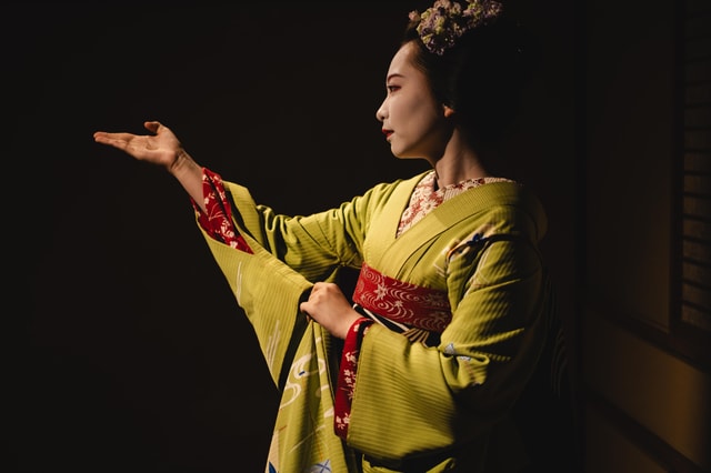 Kyoto Geisha Show Cultural Hour with an apprentice Maiko