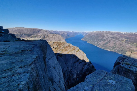 Preikestolen con recogida del hotel o barco con guía