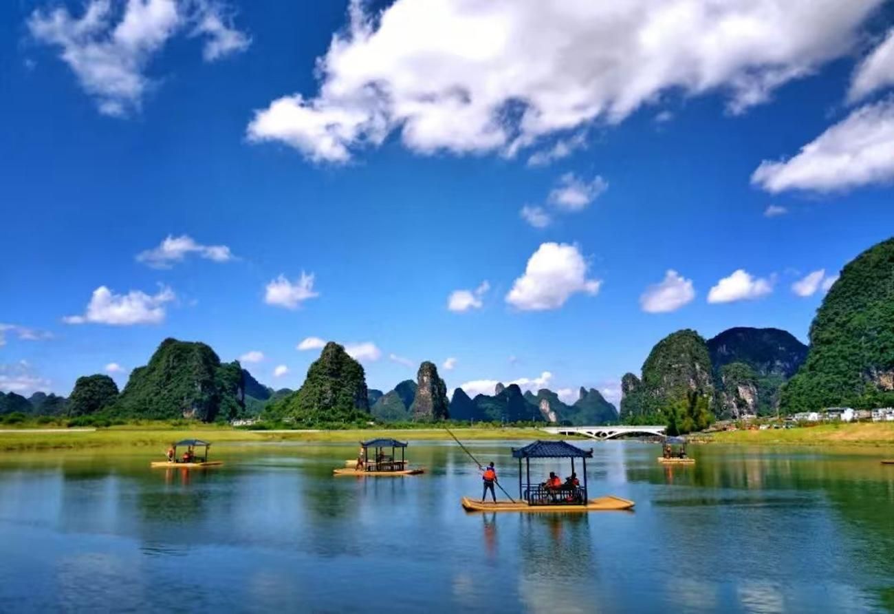 Guilin: Flussfahrt auf dem Li Jiang, Silberhöhle, Rafting und Show
