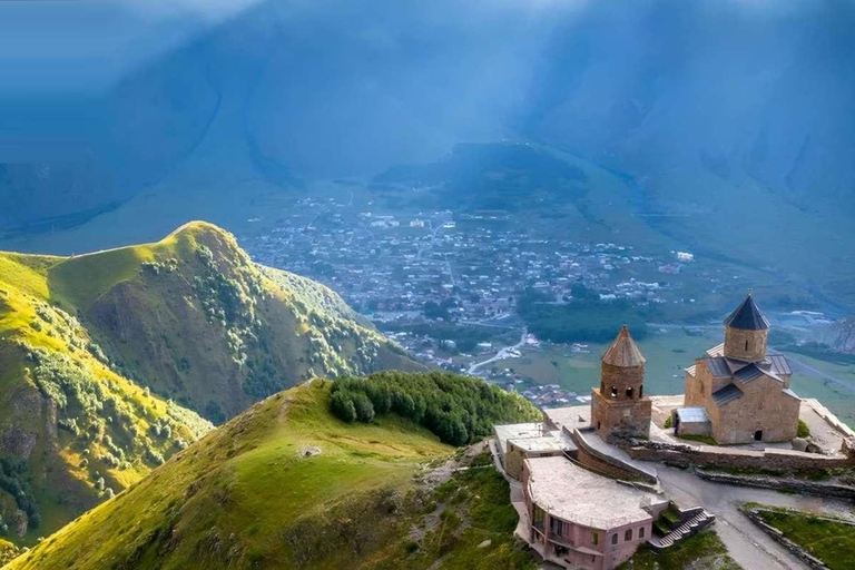 Visite de Kazbegi avec des vues fantastiques sur les montagnes du CaucaseKazbegi : Visite des sites fantastiques