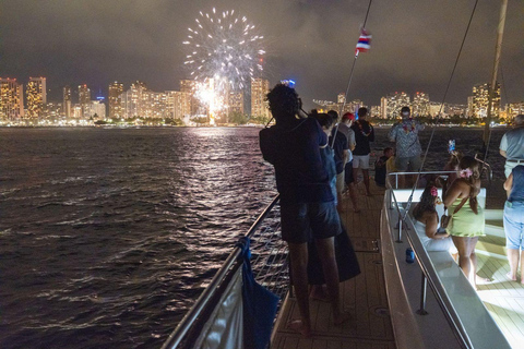 Waikiki: Friday Night Fireworks Cruise from Beach
