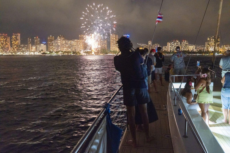 Waikiki: Friday Night Fireworks Cruise from Beach