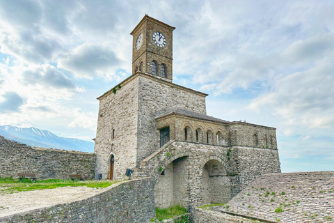 Desde Tirana: Visita Gjirokastra y disfruta de las aguas termales en PermetDesde Tirana: Visita Gjirokastra UNESCO y disfruta de los baños termales