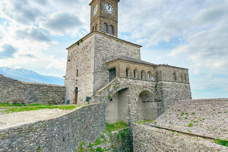 Desde Tirana: Visita Gjirokastra y disfruta de las aguas termales en PermetDesde Tirana: Visita Gjirokastra UNESCO y disfruta de los baños termales