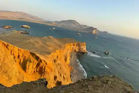 Sombras Doradas hike in Paracas