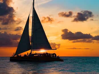 Santorini: Sunset Caldera Cruise with BBQ Meal and Drinks