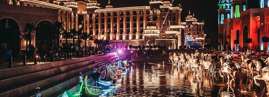 Depuis le côté : Transfert vers le spectacle nocturne de Land of Legends