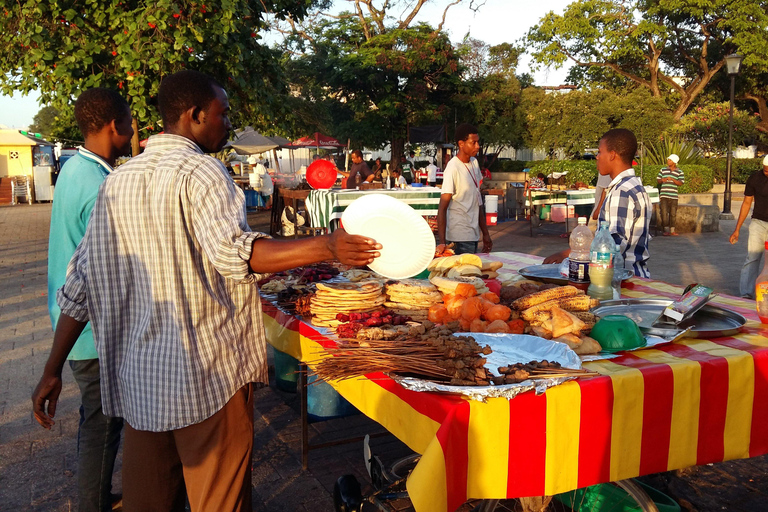 Zanzibar : marché alimentaire nocturne et expérience à la plage de MakachuZanzibar : marché alimentaire nocturne et expérience à Makachu Beach
