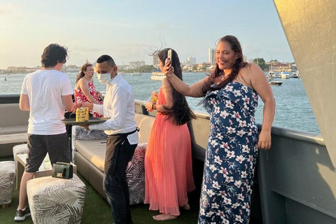 Cartagena: EXCLUSIVE SUNSET ON YACHT IN THE BAY WITH LIQUOR
