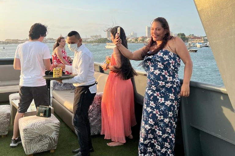 Cartagena: EXCLUSIVE SUNSET ON YACHT IN THE BAY WITH LIQUOR