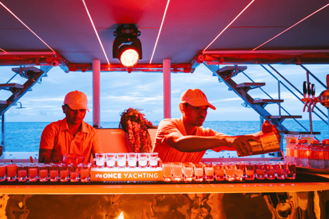 Pattaya: Festa do Pôr do Sol em Iate nas 3 Ilhas com DJ ao Vivo e BuffetPattaya: Festa ao pôr do sol em iate pelas 3 ilhas com DJ ao vivo e buffet