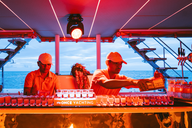 Pattaya: Festa do Pôr do Sol em Iate nas 3 Ilhas com DJ ao Vivo e BuffetPattaya: Festa ao pôr do sol em iate pelas 3 ilhas com DJ ao vivo e buffet