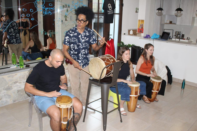 Experiencia cultural de inmersión en los tambores de Panamá con un profesional local