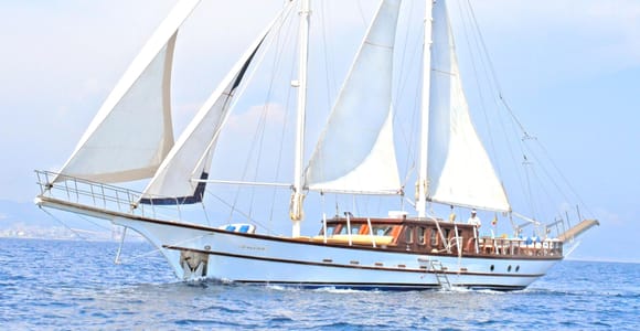Barcelona: Private Catamaran Cruise with Drinks & Snacks