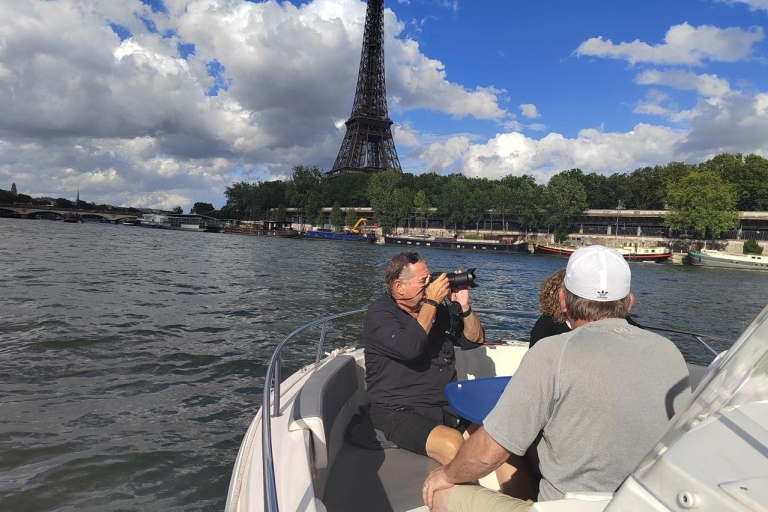 Paryż: Prywatna wycieczka łodzią po sercu Paryża z butelką wina