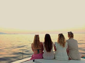 Panormo: crociera all-inclusive al tramonto in catamarano con snack