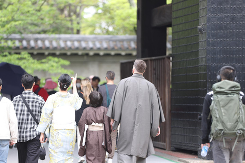 Osaka : location de kimonos, séance photo et visite du châteauVeuillez rendre le kimono le lendemain.