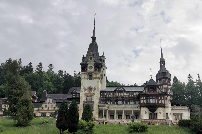 Bucharest: Dracula's Castle, Brasov & Peles Castle Day Trip