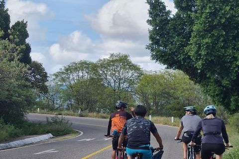 Passeio de bicicleta pelas antigas trilhas locais: Monte Alban e Atzompa