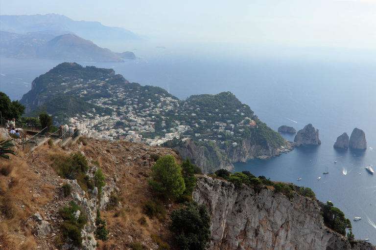 Excursão a Capri e Anacapri: Faraglioni e cavernas de SorrentoVisita a Capri e Anacapri: Faraglioni e grutas a partir de Sorrento