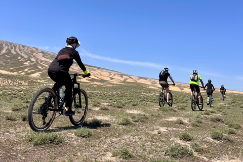 Baku: tour in mountain bike a Gobustan - vulcano di fango TogayayBaku: Tour in mountain bike sul Gobustan - Vulcano di fango di Togayay