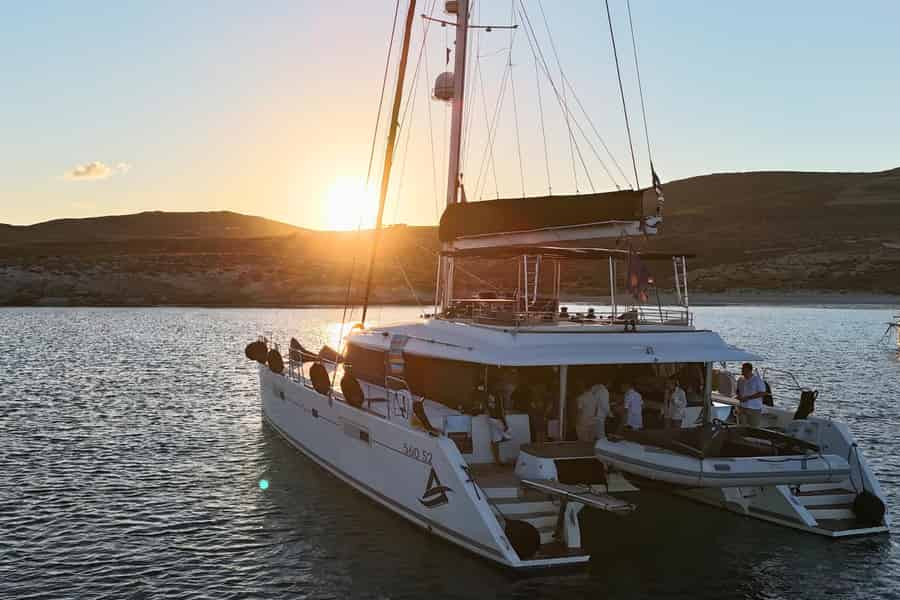 Mykonos: Sonnenuntergangsfahrt mit Segelvorführung & Begrüßungs-Prosecco. Foto: GetYourGuide Mykonos: Sonnenuntergangsfahrt mit Segelvorführung & Begrüßungs-Prosecco. Foto: GetYourGuide