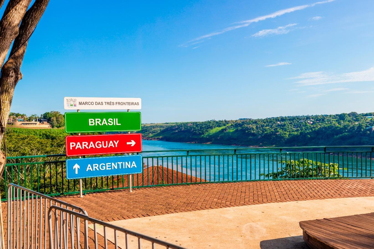 Foz do Iguaçu by night: Three Borders landmark, Ferris wheel and Baruc lounge bar Foz do Iguaçu by Night: Three-Border Monument, Ferris Wheel, and Baruc Lounge Bar