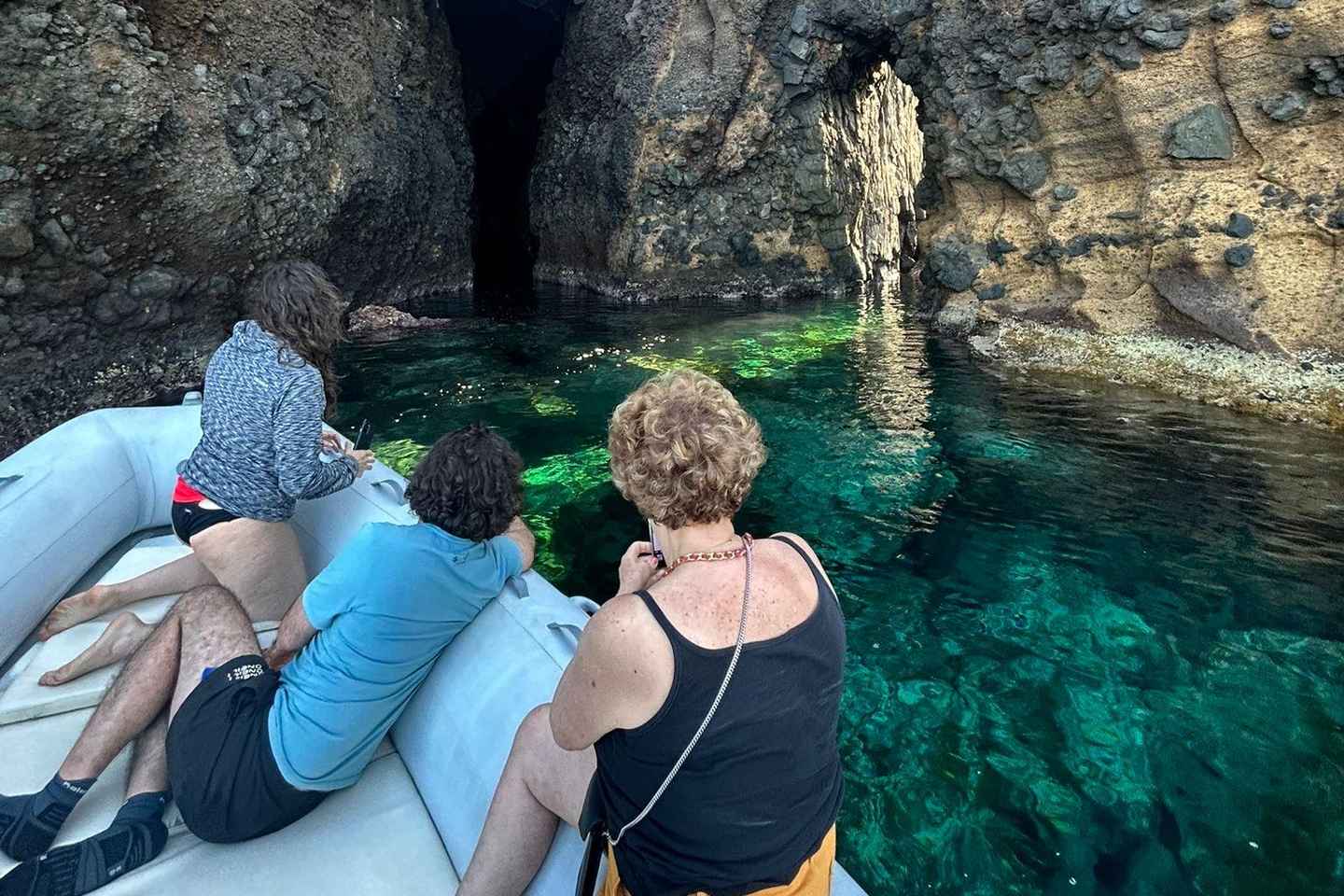 Boat Tour: Island hopping by dinghy with cave visits and snorkeling