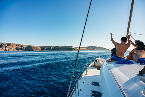 Santorin : Croisière en catamaran avec repas et boissonsCroisière matinale premium avec BBQ et boissons