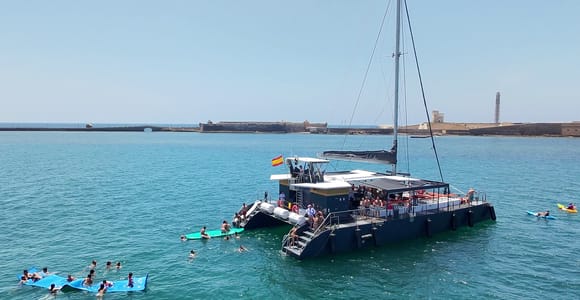 Cadiz Hauptstadt:Catamarán Experience paseo con baño y almuerzo