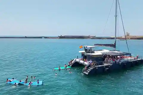 Cádiz capital:Catamarán Experience paseo con baño y almuerzo