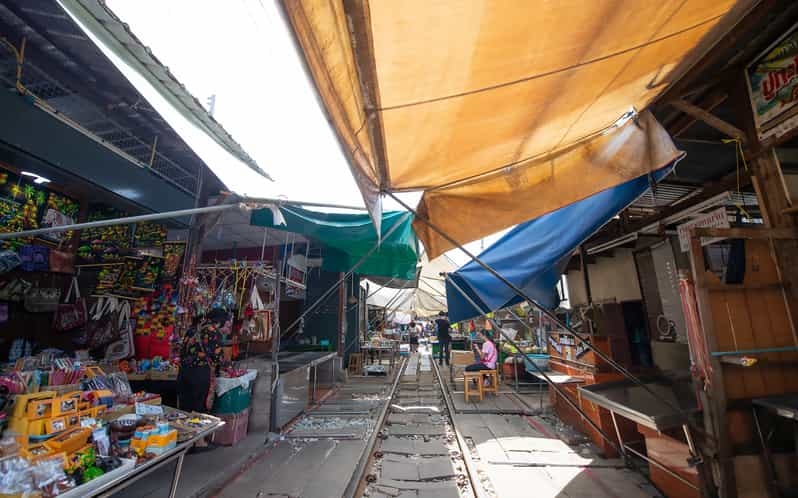 Bangkok March Ferroviaire De Maeklong Et March Flottant D Amphawa