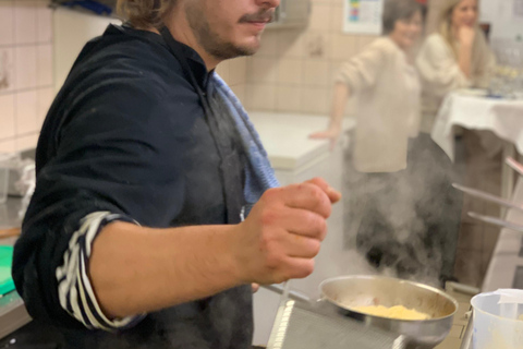 Tour dei ristoranti nel backstageTour del backstage della sala da pranzo - Cucina intorno