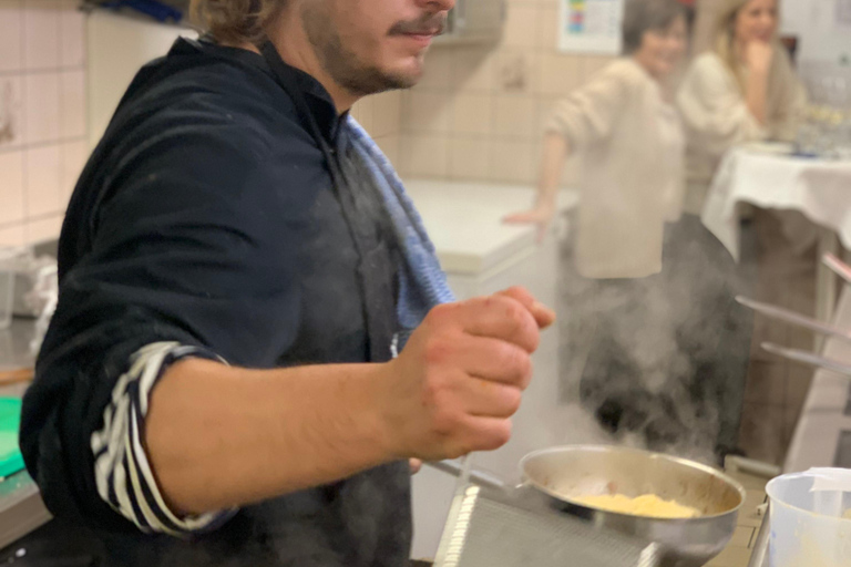 Tour dei ristoranti nel backstageTour del backstage della sala da pranzo - Cucina intorno