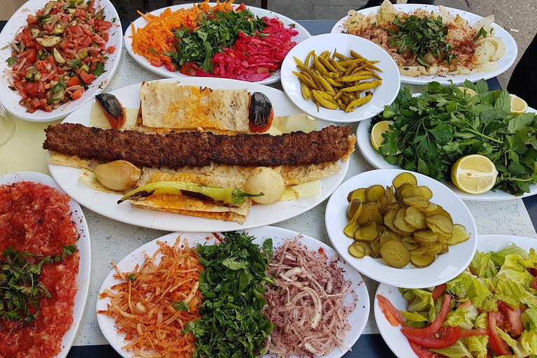 Antalya : Visite guidée de la ville avec billets pour les chutes d'eau et déjeuner.Tour en bateau