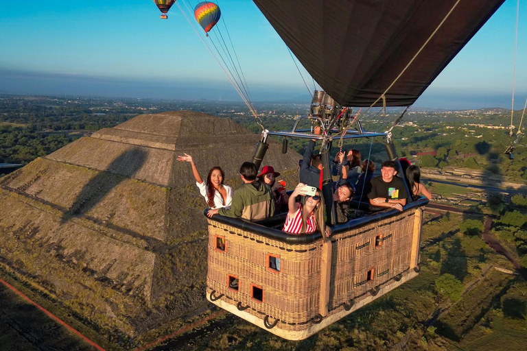 Från Mexico City: Luftballongflygning &amp; Frukost &amp; upphämtningluftballongflygning i Teotihuacan