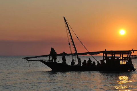 桑给巴尔：监狱岛、石头城和日落阿拉伯独桅帆船巡航在此选项中，从石头城接人