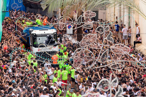 From Valencia: Experience La Tomatina 2026 with Private Transportation and an Expert Guide