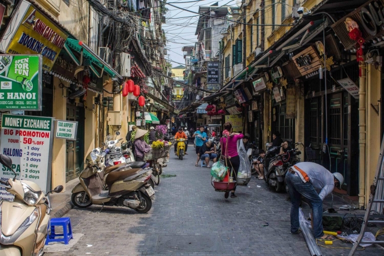 Hanoi: Recorrido a pie por la comida callejera en grupo reducido con guía localHora de cenar