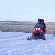Saariselkä: Eisfischer-Safari mit dem Schneemobil