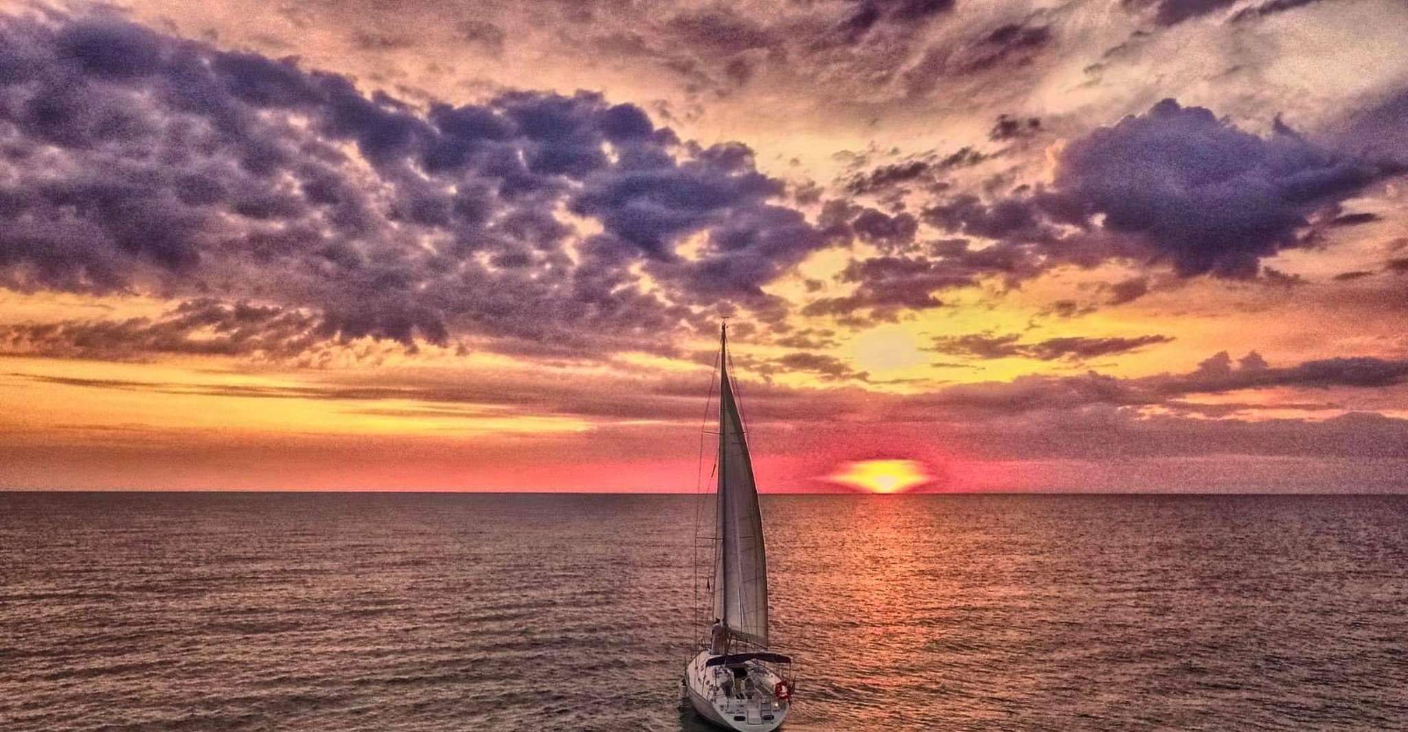 Policoro: tour in barca a vela al tramonto con aperitivo