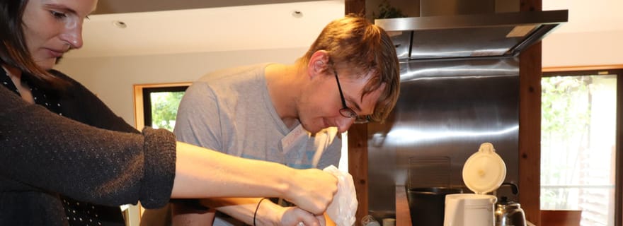 Fabrication de tofu frais à partir de graines de soja à Kyoto